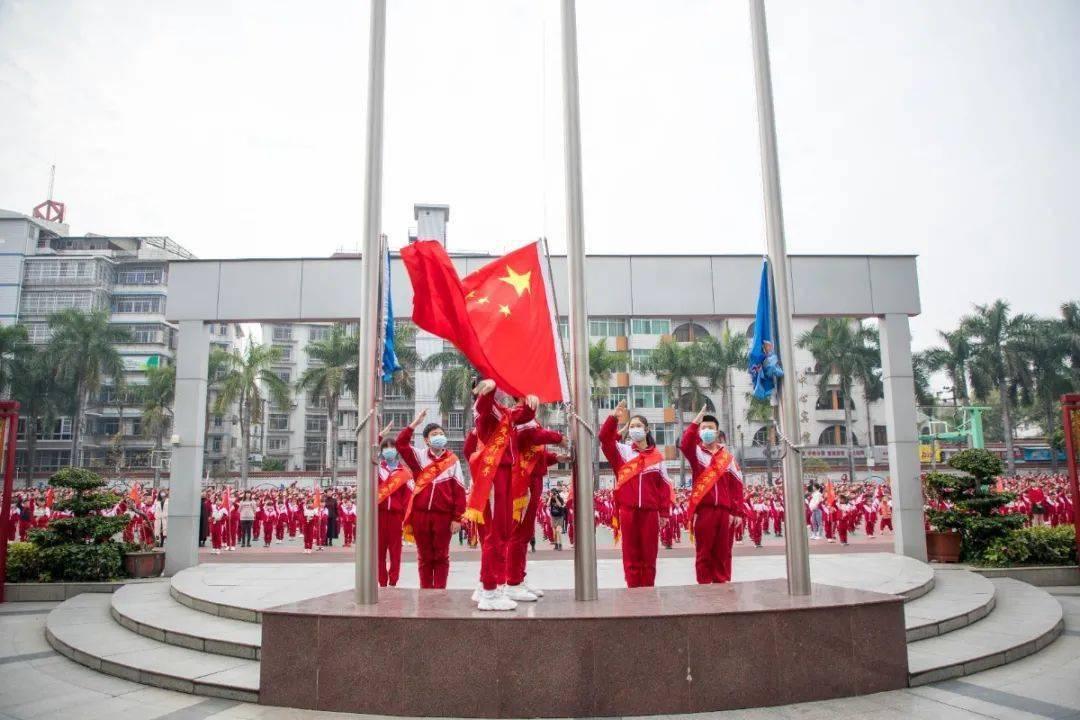 他仅一首歌红遍全国,却让伴舞砍伤缝130针,毁容后沦落去卖东西